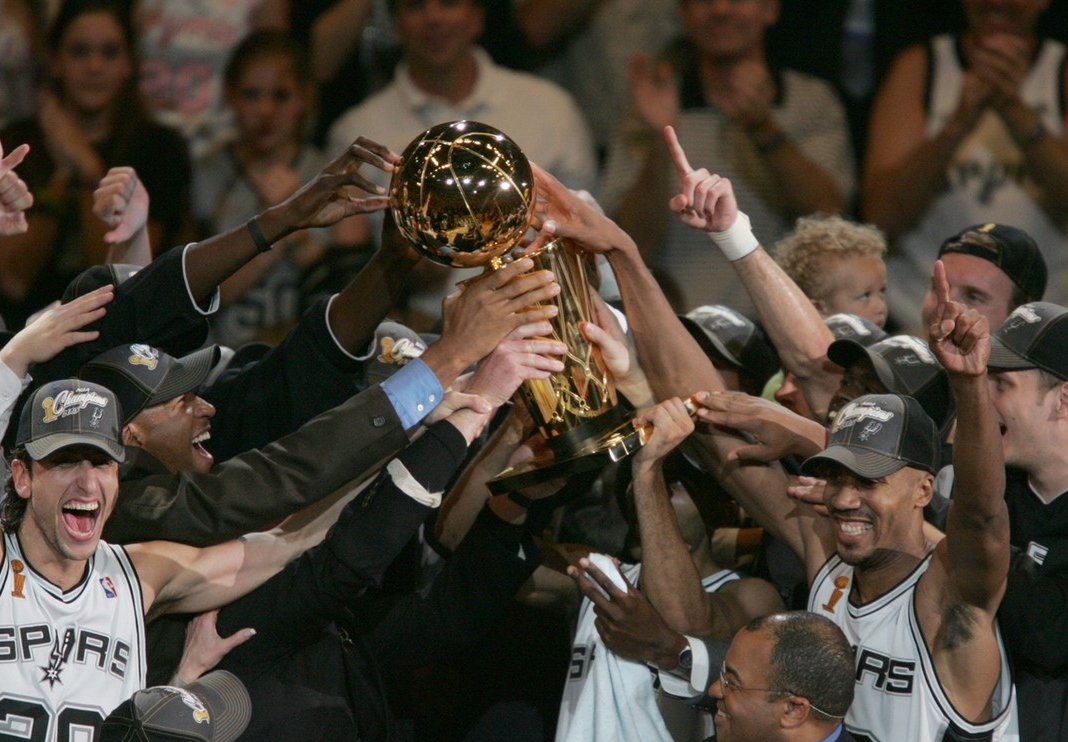 九游体育官网-里程碑夜圣安东尼奥马刺绝杀压哨，中超赛前刷纪录，气氛紧张，身体对抗强度拉满的简单介绍